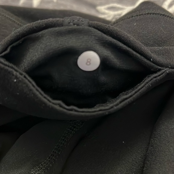 LULULEMON black crop leggings/snap design on hem - Picture 8 of 8